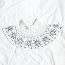 Load image into Gallery viewer, Snöflingor halsvärmare - svenska