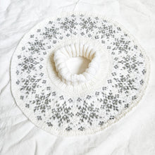 Load image into Gallery viewer, Snöflingor halsvärmare - svenska