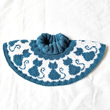 Last inn bildet i Galleri-visningsprogrammet, The Cat Cowl - English