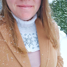 Load image into Gallery viewer, Snöflingor halsvärmare - svenska