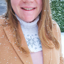 Load image into Gallery viewer, Snöflingor halsvärmare - svenska