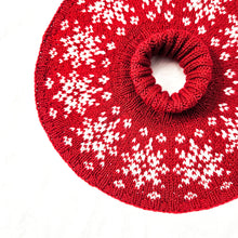 Load image into Gallery viewer, Snöflingor halsvärmare - svenska