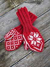 Load image into Gallery viewer, Strikkeoppskrift på selbuvotter til barn med tommel. Bildet viser røde selbuvotter, fine som julegavestrikk, på en rustikk trebakgrunn.
