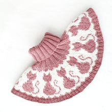 Last inn bildet i Galleri-visningsprogrammet, Rund strikkehals med katter på, med brettet halskant