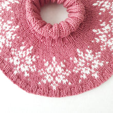 Load image into Gallery viewer, Snöflingor halsvärmare - svenska