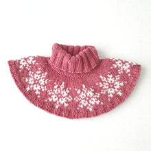 Load image into Gallery viewer, Snöflingor halsvärmare - svenska