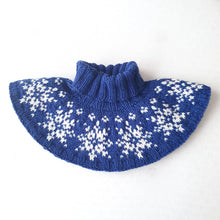 Load image into Gallery viewer, Snöflingor halsvärmare - svenska