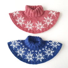 Load image into Gallery viewer, Snöflingor halsvärmare - svenska