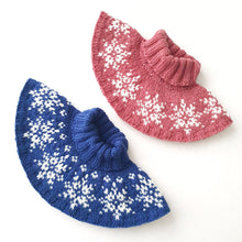 Load image into Gallery viewer, Snöflingor halsvärmare - svenska