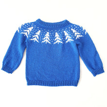 Last inn bildet i Galleri-visningsprogrammet, Barnegenser med grantrær strikket i Sandnes Double Sunday