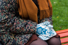 Last inn bildet i Galleri-visningsprogrammet, Vinterugle Owl Mittens - English