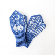 Last inn bildet i Galleri-visningsprogrammet, Votter til barn med bil, strikkeoppskrift strikket i Sandnes Tynn Peer Gynt i blått og lys grå
