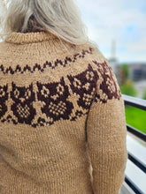 Last inn bildet i Galleri-visningsprogrammet, Mamma's Owl Sweater - English
