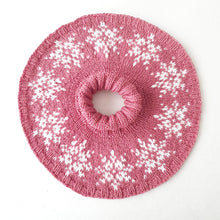 Load image into Gallery viewer, Snöflingor halsvärmare - svenska
