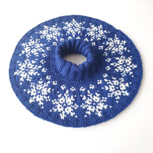 Load image into Gallery viewer, Snöflingor halsvärmare - svenska
